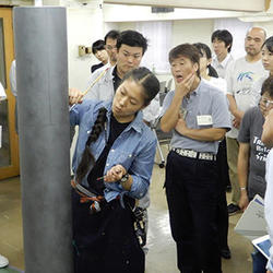 折戸さんによるエージング塗装。繊細な技法に参加者も釘付け 折戸さんによるエージング塗装。繊細な技法に参加者も釘付け