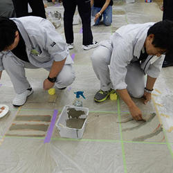 床面に色の違う塗料を乗せ、ダンボールの端材で櫛引き 床面に色の違う塗料を乗せ、ダンボールの端材で櫛引き