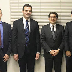 右から丹野栄一氏(サメス・クレムリン日本法人社長)、Guerric BALLU氏(オーナー・グループCEO)、Cedric PERES氏(サメス・クレムリンCEO)、Thomas VIOT氏(サメス・クレムリンアジア・パシフィック統括) 右から丹野栄一氏(サメス・クレムリン日本法人社長)、Guerric BALLU氏(オーナー・グループCEO)、Cedric PERES氏(サメス・クレムリンCEO)、Thomas VIOT氏(サメス・クレムリンアジア・パシフィック統括)