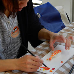 海老の寿司サンプル作りに夢中 海老の寿司サンプル作りに夢中