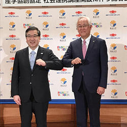 五神総長（左）と田中社長（右）