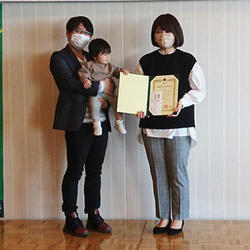 受賞式で志田彩百合（右）さんとご家族