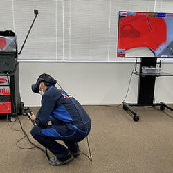 VR塗装シミュレーター。作業の様子がそのままモニターに投影される