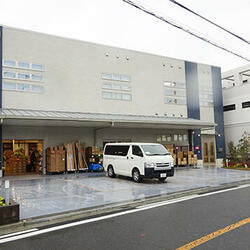 新社屋前景、右奥が旧社屋