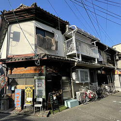 店舗外観。金物店などから廃番商品を収集、昭和感あふれる店舗に