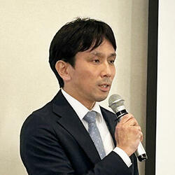 開会あいさつする森会長