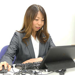 自社のカラーサービスについて紹介する渡辺美紀さん（富田商店）