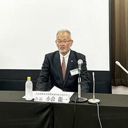 会見の様子。左から泰楽氏、小倉会長、饗庭氏