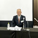 会見の様子。左から泰楽氏、小倉会長、饗庭氏
