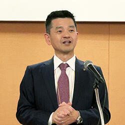 「自らの手で未来を作ろう」と語る中山会長.JPG