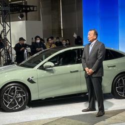BYD SEAL特別限定車とプレゼンする東福寺社長