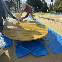まんのう公園で塗装ボランティア01.JPG