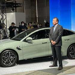 BYD SEAL特別限定車とプレゼンする東福寺社長.JPEG