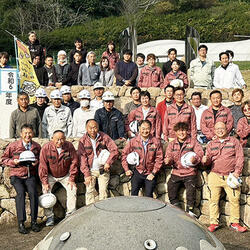 まんのう公園で塗装ボランティア02.JPG