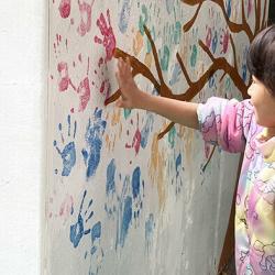 手のひらスタンプで子供たちも活躍