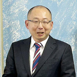 高橋信介社長。年間観戦数90試合と大のサッカーファン.JPG