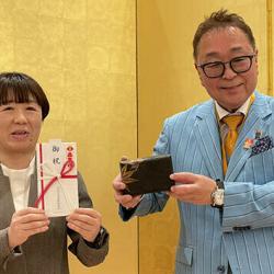 受賞の喜びを表す石澤さん（左）