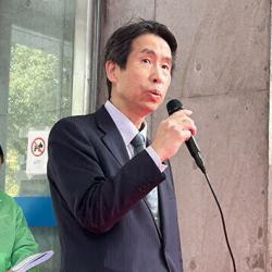 出展者にあいさつする好川社長 出展者にあいさつする好川社長