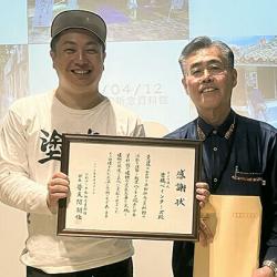 感謝状の贈呈式で。佐々木拓朗会長（左）と普天間朝佳館長（右）