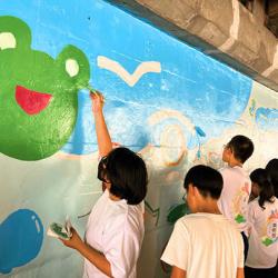 子供たちによる壁画作成