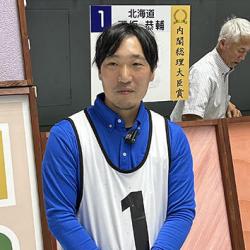 インタビューに答える天坂さん