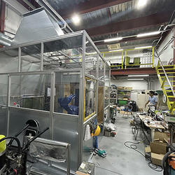 新ラボ。密閉式ブース内にロボットを設置 新ラボ。密閉式ブース内にロボットを設置