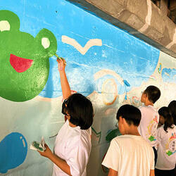 子供たちによる壁画作成 子供たちによる壁画作成