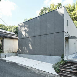 隔絶ではなく、近隣に溶け込む壁 隔絶ではなく、近隣に溶け込む壁