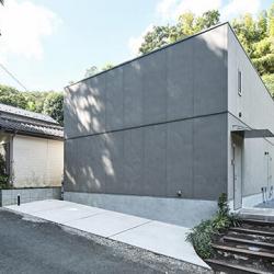 隔絶ではなく、近隣に溶け込む壁