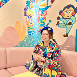 バルサミコヤスさんと壁画（バルサミコヤスルームにて）