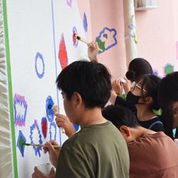 熱心に壁画制作に取り組む児童たち 熱心に壁画制作に取り組む児童たち