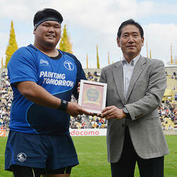 プレイヤーオブマッチの武者要選手に大塚刷毛製造の脇伸一郎社長から盾が贈られた