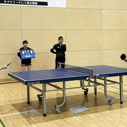 卓球のエキシビジョンマッチ。右側が芝田沙季選手 卓球のエキシビジョンマッチ。右側が芝田沙季選手