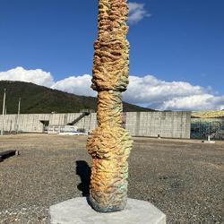 安井さん制作のオブジェ。漁具のウキを巻き付け塗装している 安井さん制作のオブジェ。漁具のウキを巻き付け塗装している