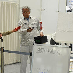 実演で関西ペイントと好川産業が連携。共同ブースならではの光景が見られた