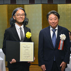 鈴氏（左）と毛利会長