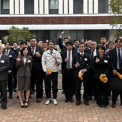 受賞者を囲んで