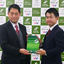 表彰式で記念の盾を貰う高橋社長（左）