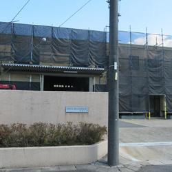 神屋工場、外壁を塗替え中