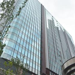 レンガ色が印象的なビジネスタワー