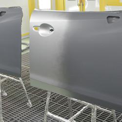 右がWBX、左が競合製品で塗装したドアパネル（シルバーが塗装部）
