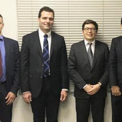 右から丹野栄一氏(サメス・クレムリン日本法人社長)、uerric BALLU氏(オーナー・グループCEO)、Cedric PERES氏(サメス・クレムリンCEO)、Thomas VIOT氏(サメス・クレムリンアジア・パシフィック統括) 右から丹野栄一氏(サメス・クレムリン日本法人社長)、uerric BALLU氏(オーナー・グループCEO)、Cedric PERES氏(サメス・クレムリンCEO)、Thomas VIOT氏(サメス・クレムリンアジア・パシフィック統括)